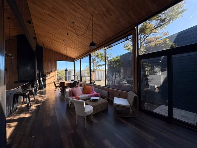 ELEGANTE Y MODERNA PROPIEDAD, 4D 4B 450M2 RIO SECO