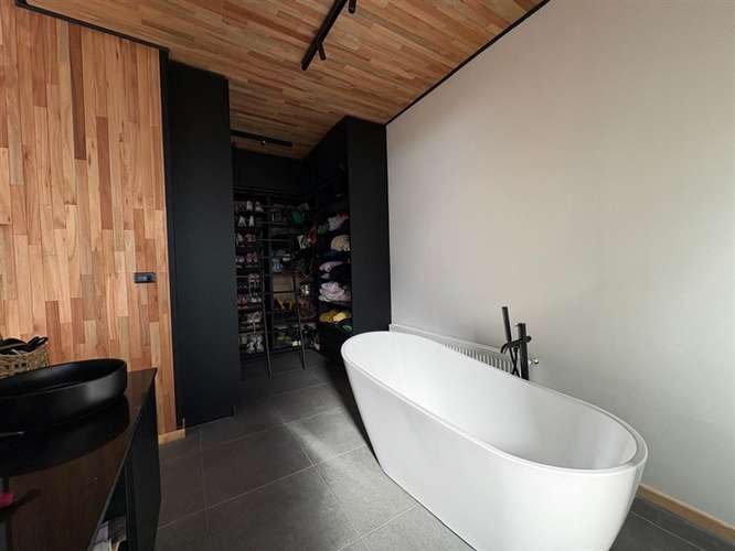 ELEGANTE Y MODERNA PROPIEDAD, 4D 4B 450M2 RIO SECO