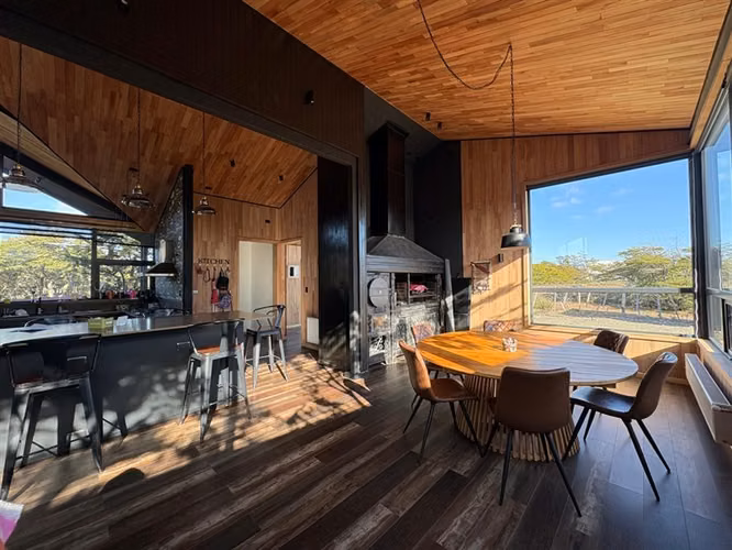 ELEGANTE Y MODERNA PROPIEDAD, 4D 4B 450M2 RIO SECO