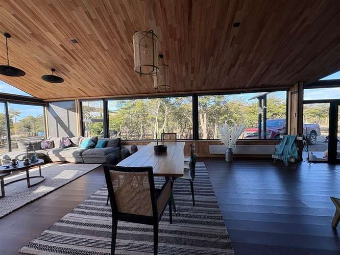 ELEGANTE Y MODERNA PROPIEDAD, 4D 4B 450M2 RIO SECO