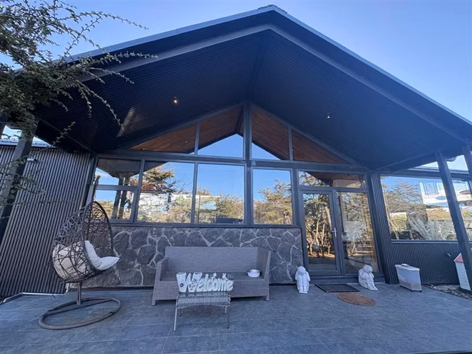 ELEGANTE Y MODERNA PROPIEDAD, 4D 4B 450M2 RIO SECO