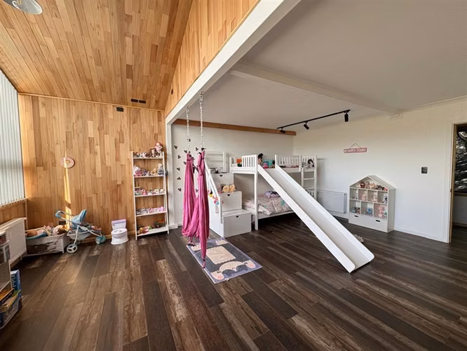 ELEGANTE Y MODERNA PROPIEDAD, 4D 4B 450M2 RIO SECO