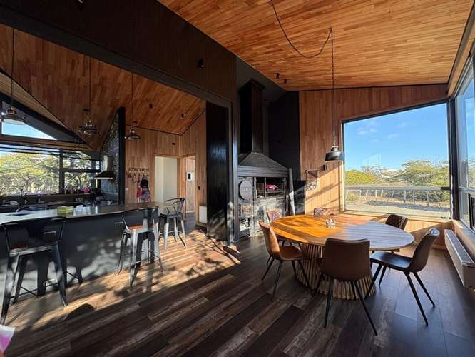 ELEGANTE Y MODERNA PROPIEDAD, 4D 4B 450M2 RIO SECO