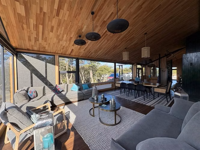 ELEGANTE Y MODERNA PROPIEDAD, 4D 4B 450M2 RIO SECO