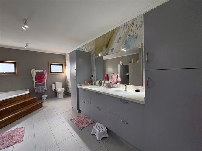 ELEGANTE Y MODERNA PROPIEDAD, 4D 4B 450M2 RIO SECO