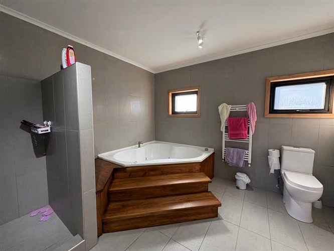 ELEGANTE Y MODERNA PROPIEDAD, 4D 4B 450M2 RIO SECO