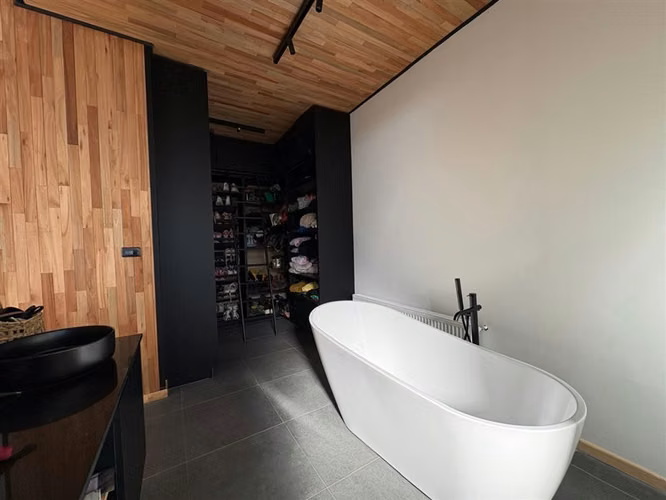 ELEGANTE Y MODERNA PROPIEDAD, 4D 4B 450M2 RIO SECO