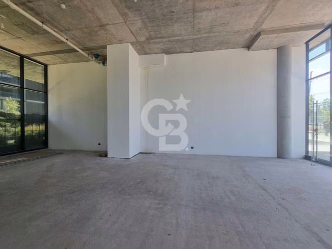 Local Comercial de 2 Pisos en Vitacura