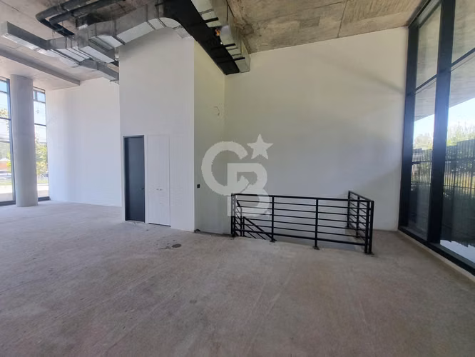 Local Comercial de 2 Pisos en Vitacura