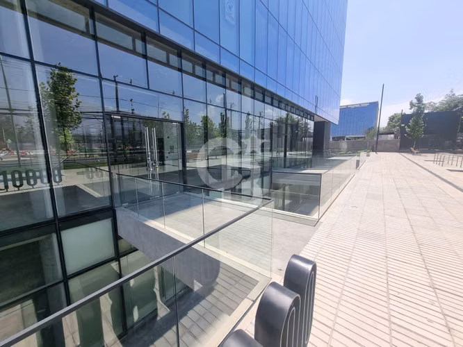 Local en Vitacura con proyección — Estación Estoril