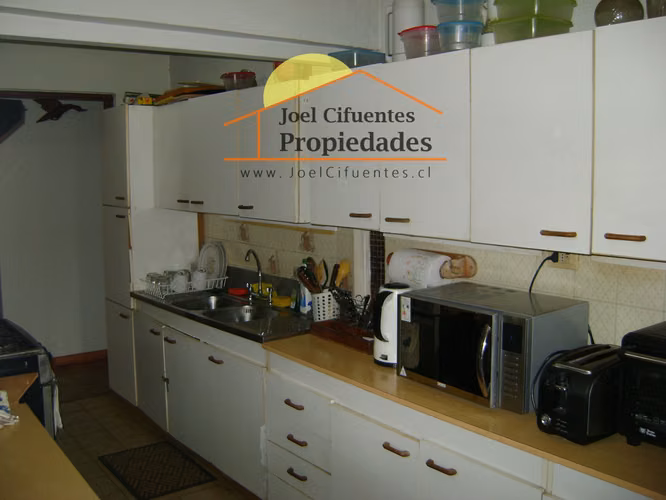 Amplia casa sólida, 5 dormitorios, 2 baños, terreno 495 mts2