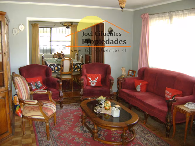 Amplia casa sólida, 5 dormitorios, 2 baños, terreno 495 mts2