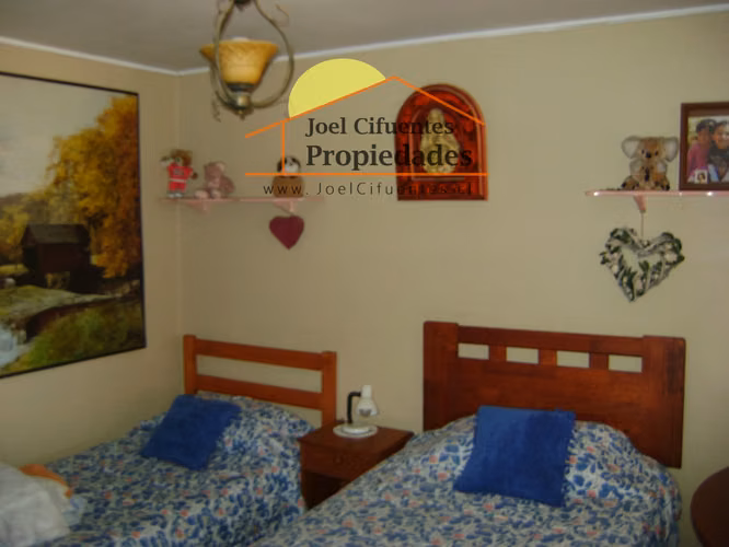 Amplia casa sólida, 5 dormitorios, 2 baños, terreno 495 mts2