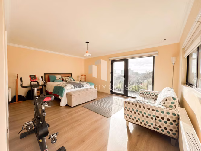 VENTA A HERMOSA CASA 6D+4B ANDALUE (154122)