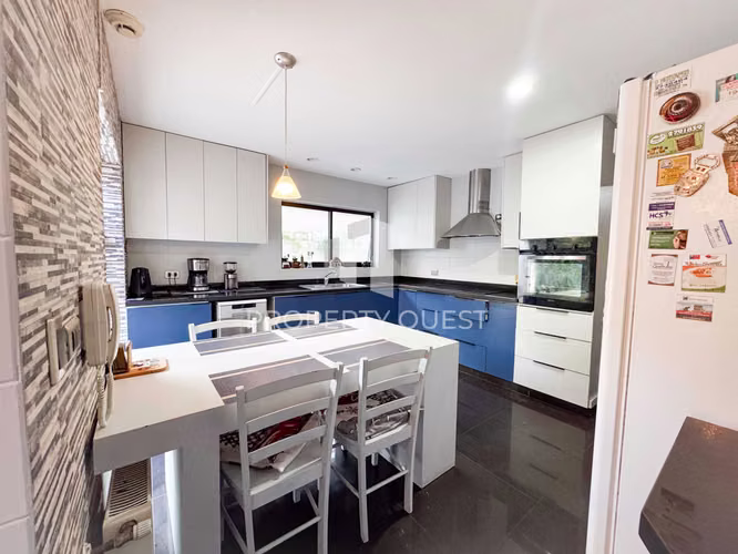 VENTA A HERMOSA CASA 6D+4B ANDALUE (154122)