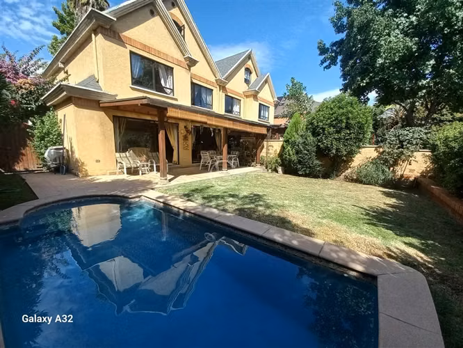 Casa en venta de 5 dorm. en Las Condes