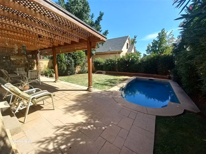 Casa en venta de 5 dorm. en Las Condes