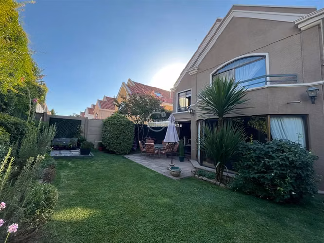 Casa en venta de 5 dorm. en Las Condes