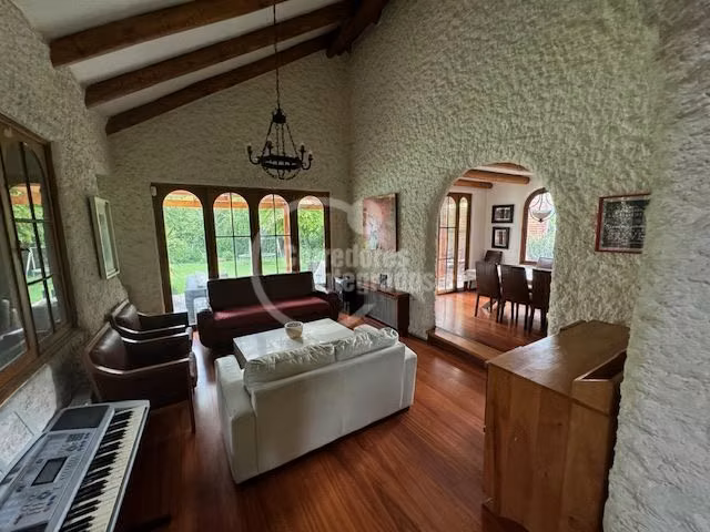 Casa en venta de 6 dorm. en Las Condes