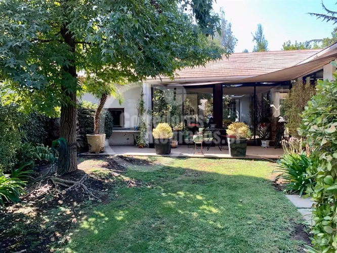Casa en venta de 4 dorm. en Vitacura