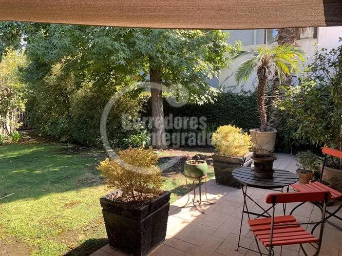 Casa en venta de 4 dorm. en Vitacura