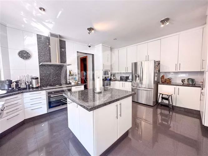 Casa en venta de 6 dorm. en Vitacura