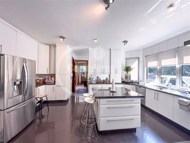 Casa en venta de 6 dorm. en Vitacura