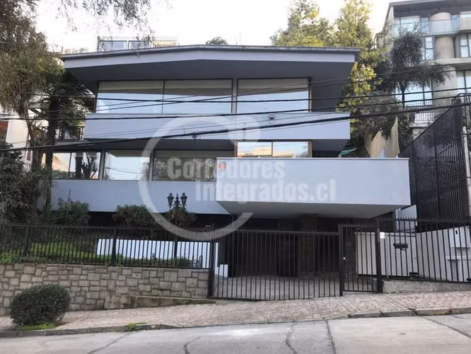 Casa en venta de 4 dorm. en Las Condes