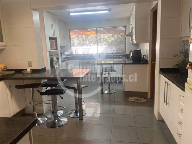 Casa en venta de 5 dorm. en Las Condes