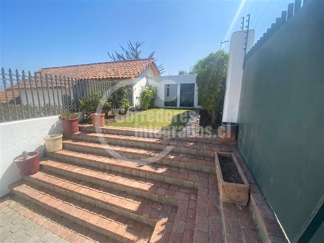 Casa en venta de 5 dorm. en Las Condes - Imagen 2