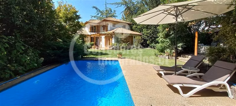 Casa en venta de 5 dorm. en Las Condes