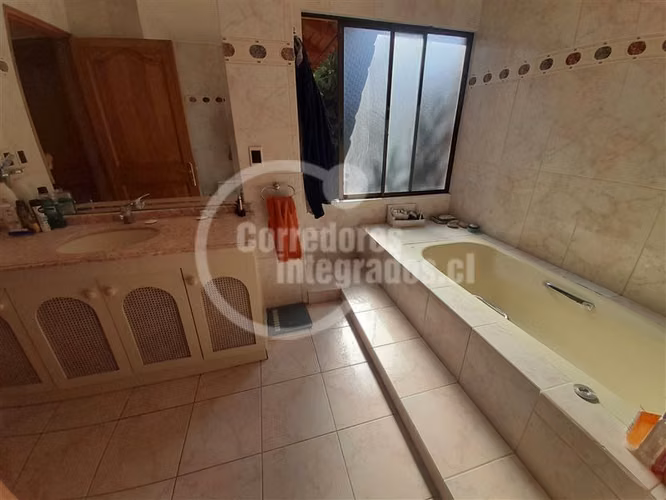 Casa en venta de 4 dorm. en Las Condes