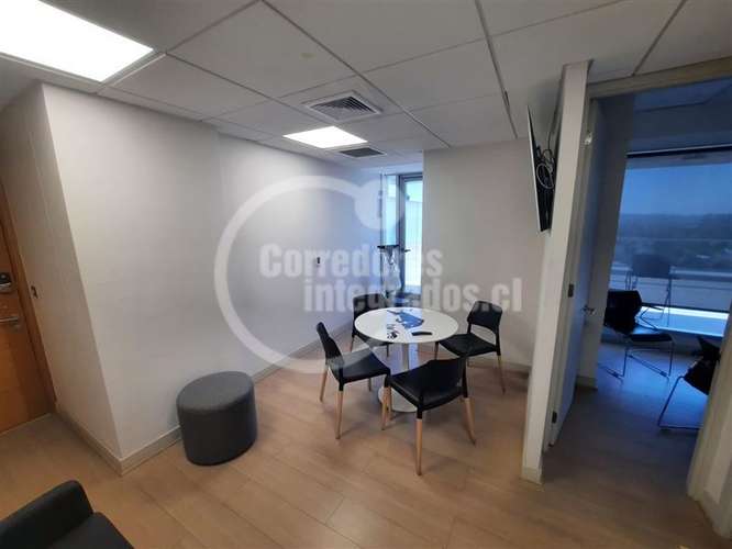 Vitacura/kennedy/estacionamiento/2priv/1baño/sala reuniones