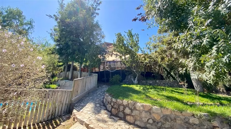 En condominio casa desniveles 4D+3B +Cabaña 70 m2 , piscina