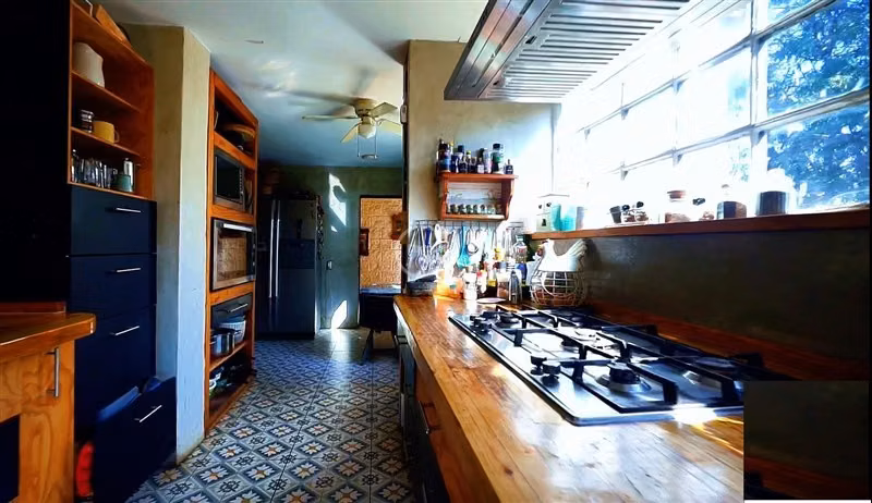 En condominio casa desniveles 4D+3B +Cabaña 70 m2 , piscina