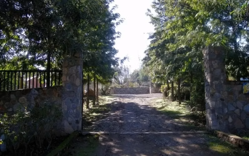 Semi plana de 5745m2.Caseta guardia,agua y luz propia,jardin