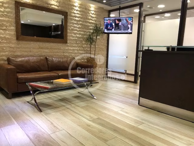 Excelente oficina 153 mts, con 4 estac bodegas Inversión DN - Imagen 2