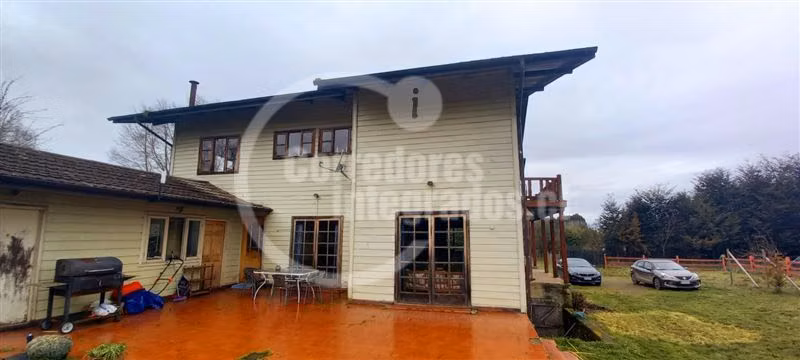 Linda y comoda casona en parcela cercana a Osorno, galpón