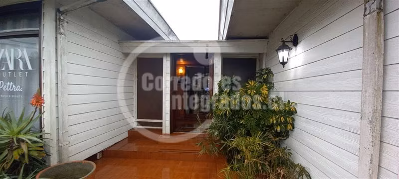 Casa gran ubicación locales comerciales Isla Teja Valdivia