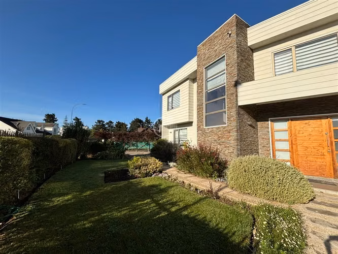 Casa en venta de 4 dorm. en Santo Domingo