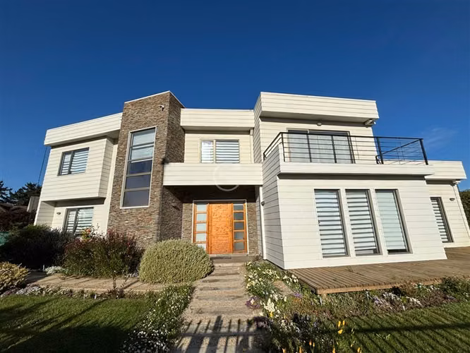 Casa en venta de 4 dorm. en Santo Domingo