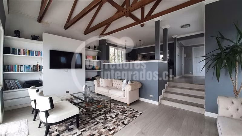 Casa recién remodelada en venta de 4 dorm. en Santo Domingo