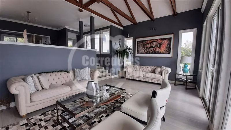 Casa recién remodelada en venta de 4 dorm. en Santo Domingo
