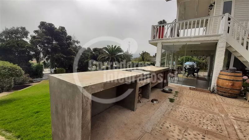 Casa recién remodelada en venta de 4 dorm. en Santo Domingo