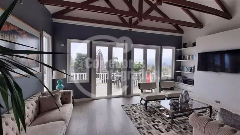 Casa recién remodelada en venta de 4 dorm. en Santo Domingo