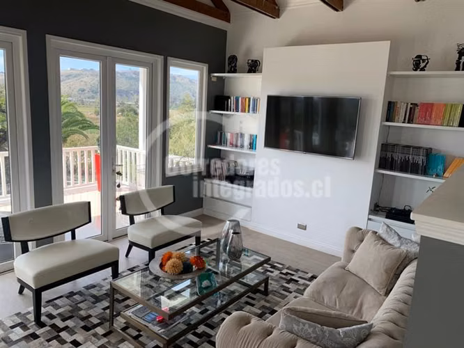 Casa recién remodelada en venta de 4 dorm. en Santo Domingo