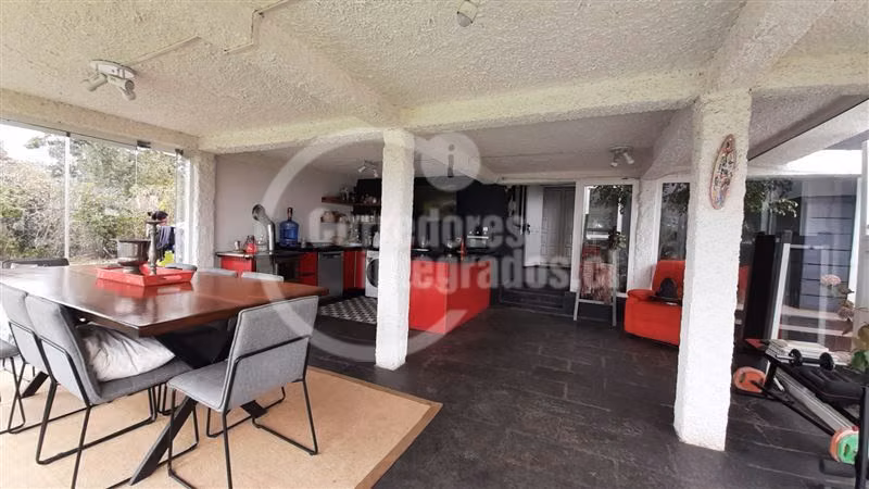 Casa recién remodelada en venta de 4 dorm. en Santo Domingo
