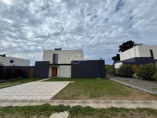 Casa en venta de 3 dorm. en Santo Domingo - Imagen 2