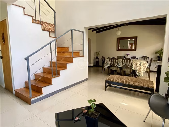 Casa en venta 5 dorm. en Ñuñoa, precioso jardín, remodelada
