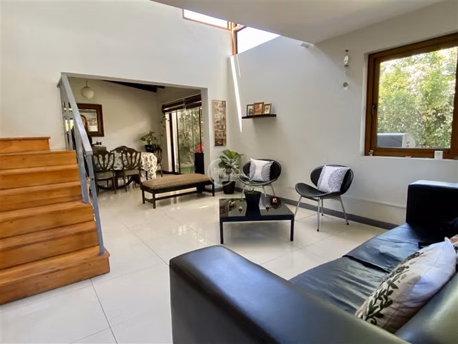 Casa en venta 5 dorm. en Ñuñoa, precioso jardín, remodelada